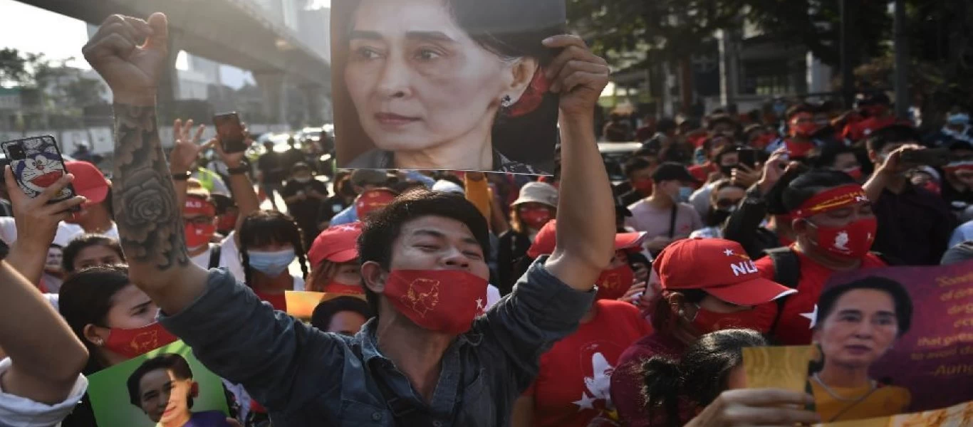 Πραξικόπημα στη Μιανμάρ: Πέθανε η διαδηλώτρια που είχε πυροβοληθεί στο κεφάλι (βίντεο)